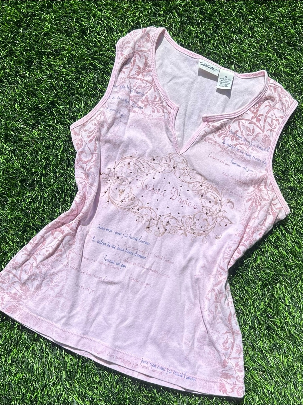 Bubble gum vintage v neck graphic tank French text